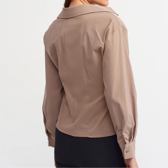 Zara Shirt With twist and Cut Out Detail, size Medium. Taupe 2143/259 Retail:$50 - Picture 4 of 8